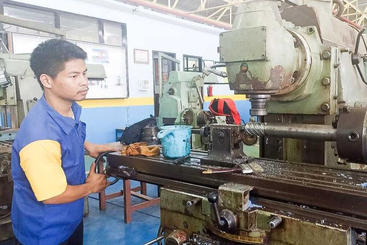 Siswa SMKN 2 Tasikmalaya, Jawa Barat, sedang mengikuti pelajaran praktik masing-masing keahlian sesuai jurusannya di ruang kelas pada Senin (21/11/2022).