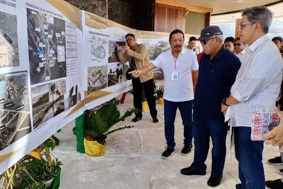 Menteri PUPR Basuki Hadimuljono meninjau Puncak Waringin,  Labuan Bajo, NTT, yang merupakan bagian dari pengembangan KSPN Super Prioritas yang ditargetkan selsai pada 2020. Basuki didampingi Dirjen Cipta Karya Danis H Sumadilaga dan arsitek Yori Antar, Minggu (19/1/2020).