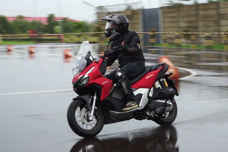 Test ride Honda ADV 160 di fasilitas safety riding AHM di Cikarang, Jawa Barat.