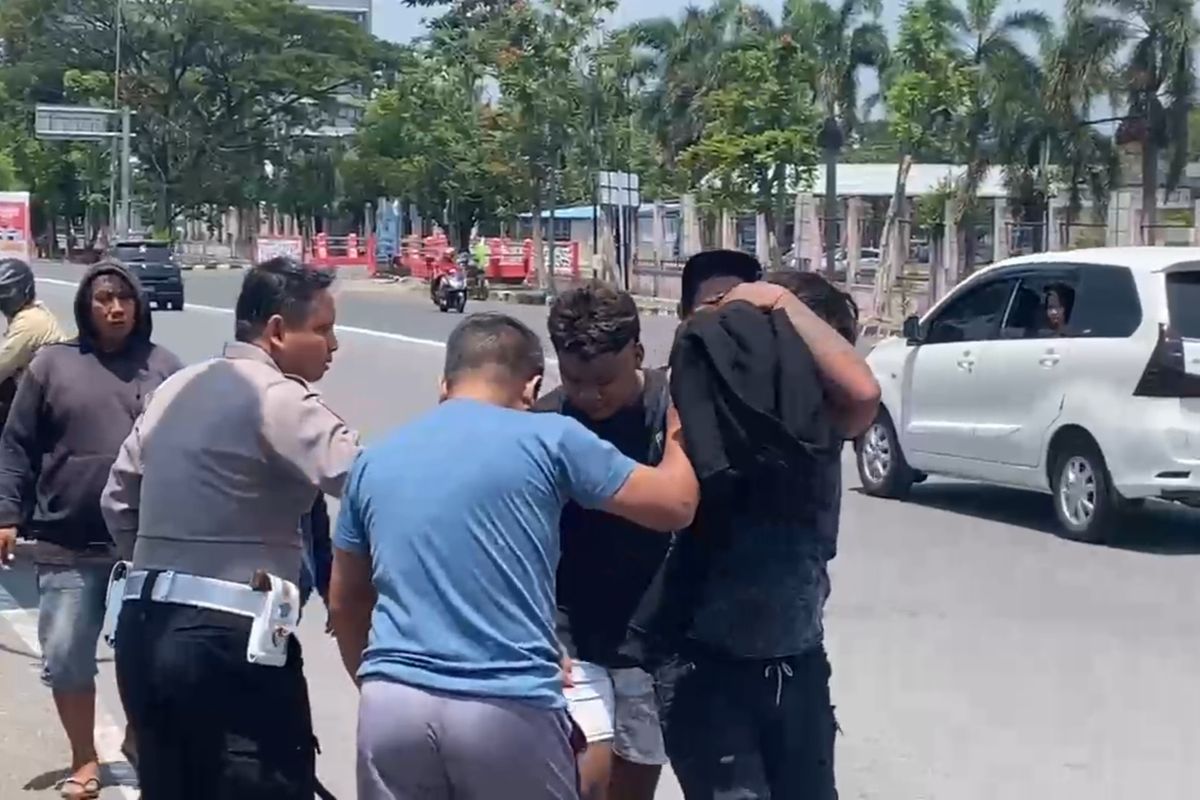 Satu dari empat remaja (kepala tutup jaket) yang berpura-pura menjadi korban pengejaran massa ditangkap setelah diketahui ternyata menjadi pelaku perampasan handphone di Kabupaten Ngawi, Jawa Timur. 