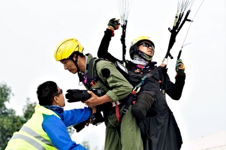 Atlet nasional Riza C Kambey (kanan) bersama juru foto Agus Suparto saat perhelatan Asian Games lalu. Riza diketahui berada dalam Hotel Roa Roa Palu yang ambruk akibat gempa dan tsunami.