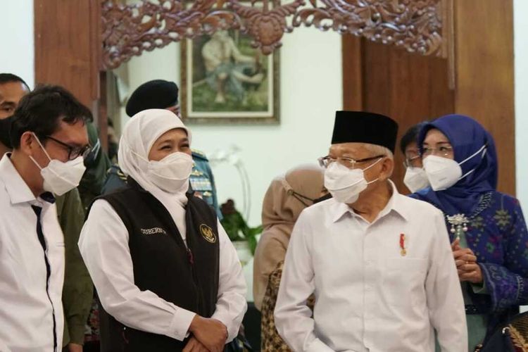 Wapres RI Makruf Amin (kanan) usai menggelar rapat koordinasi penanganan warga terdampak erupsi Semeru di VVIP Bandara Juanda Surabaya, Kamis (16/12/2021).