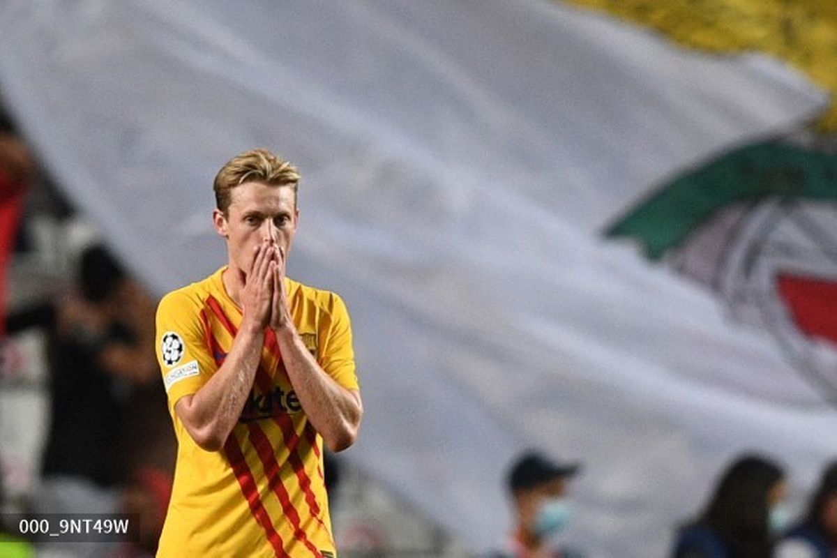 Reaksi gelandang Barcelona Frenkie de Jong setelah Benfica mencetak gol. Barca tumbang untuk kali pertama kontra Benfica sejak final Piala Champions 1961 pada Kamis (30/9/2021) dini hari WIB.