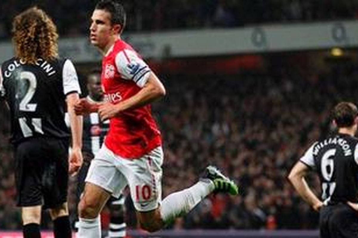 Striker Arsenal, Robin van Persie (tengah), merayakan golnya ke gawang Newcastle United pada lanjutan Premier League, Senin atau Selasa (13/3/2012) dini hari WIB. Arsenal akhirnya menang 2-1.