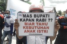 Demo UMK, Buruh di Tuban Bawa Poster Sindir Bupati: Kapan 'Rabi'? Biar Tahu Kebutuhan Anak Istri