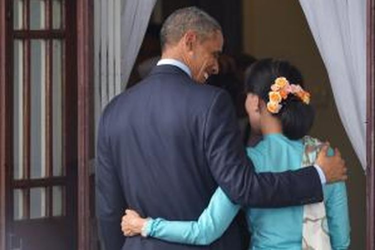 Presiden AS Barack Obama dan pemimpin oposisi Myanmar, Aung San Suu Kyi.