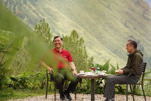 Sebelum Temui Jokowi, Luhut Ajak Menlu China Hiking ke Danau Toba