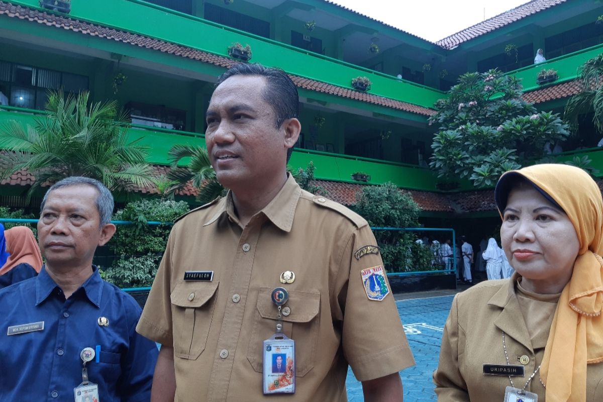 Plt Kadisdik DKI Jakarta Syaefulloh Hidayat di SMPN 207 Kembangan, Jakbar, Senin (6/1/2020)