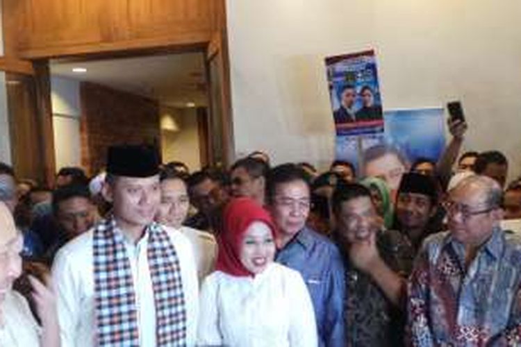 Pasangan bakal calon gubernur dan wakil gubernur DKI Jakarta Agus Harimurti Yudhoyono dan Sylviana Murni saat berangkat ke Komisi Pemilihan Umum (KPU) DKI Jakarta, Jumat (23/9/2016) malam.