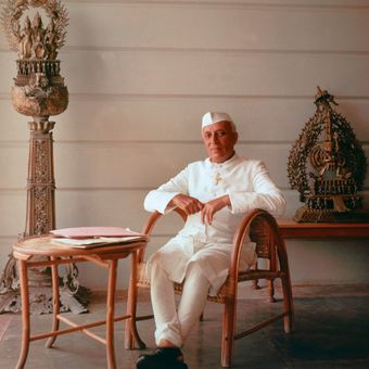 Jawaharlal Nehru merupakan Perdana Mneteri India yang juga pemrakarsa KAA di Bandung