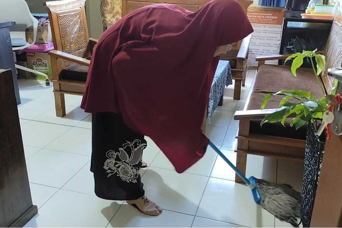 Temu (60) dan Kadina (62) menunjukan sejumlah peralatan dan kebutuhan berangkat haji tahun ini kepada Kompas.com, Rabu (30/4/2025) pagi