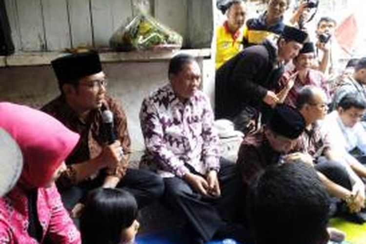 Wali Kota Bandung Ridwan Kamil bersama Wakil Wali Kota Bandung Oded M Danial saat berbicara dihadapan warga Babakan Siliwangi, Jum'at (2/10/2015)