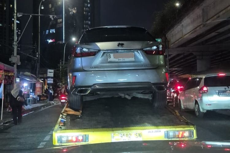 Lexus RX 300 milik Stella Kirana mengalami masalah usai diisi Pertamax