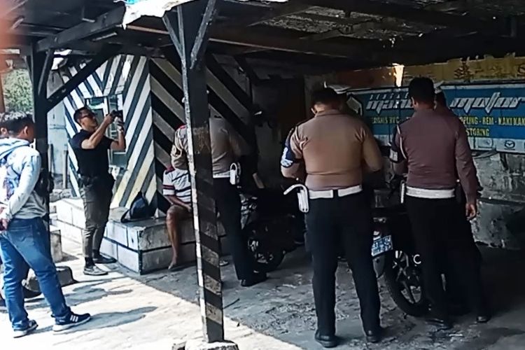 Sejumlah anggota polisi saat mendatangi sebuah bengkel di Jalur Puncak Cianjur, Jawa Barat, Jumat (27/10/20230 untuk menindaklanjuti video viral terkait curhat seorang pengendara mobil yang mengaku merasa dikerjai oleh bengkel ini.