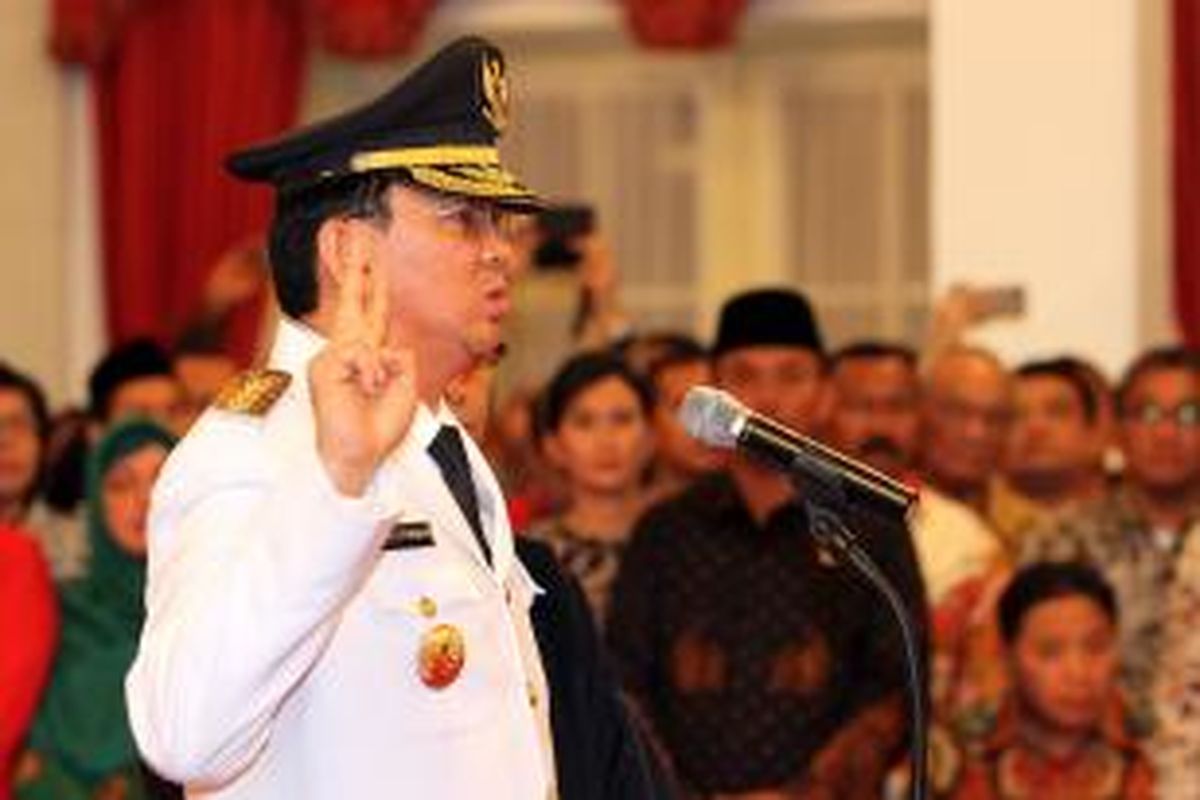 Basuki Tjahaja Purnama mengucapkan sumpah jabatan saat dilantik sebagai Gubernur DKI Jakarta untuk sisa masa jabatan 2012-2017, di Istana Negara, Jakarta, Rabu (19/11/2014). Basuki yang akrab disapa Ahok merupakan gubernur ketiga yang dilantik langsung oleh presiden setelah Ali Sadikin yang dilantik Presiden Soekarno dan Sri Sultan Hamengku Buwono X yang dilantik Presiden Susilo Bambang Yudhoyono. TRIBUNNEWS/DANY PERMANA