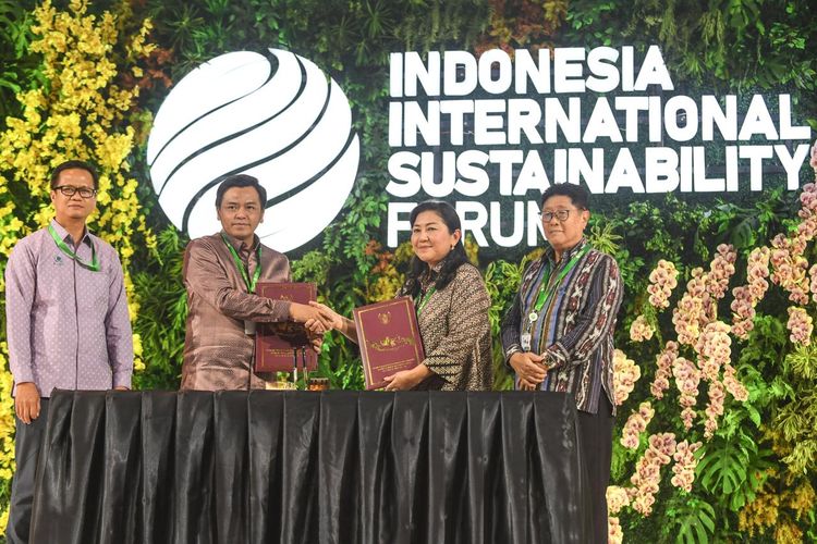 Deputi Bidang Koordinasi Sumber Daya Maritim Firman Hidayat (kedua kiri) bersama Senior Vice President and Executive Chair Konservasi Indonesia Meizani Irmadhiany (kedua kanan), Wakil Ketua Umum Koordinator Bidang Organisasi, Hukum, dan Komunikasi Kadin Indonesia Yukki Nugrahawan Hanafi (kanan), dan Wakil Ketua Umum Koordinator Bidang Kelautan dan Perikanan Joseph Pangalila (kiri) foto bersama usai menandatangani nota kesepahaman kerja sama di sela Indonesia International Sustainability Forum (ISF) 2024 di Jakarta Convention Center (JCC), Senayan, Jakarta, Jumat (6/9/2024). Nota kesepahaman antara Deputi Bidang Koordinasi Sumber Daya Maritim Kementerian Koordinator Bidang Kemaritiman dan Investasi & Perkumpulan Jaringan Global Compact Indonesia (Indonesia Global Compact Network) tentang Pengembangan International Tropical Seaweed Research Center. 