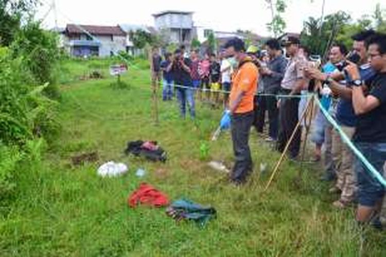 Sejumlah petugas kepolisian terlihat dilokasi penemuan mayat bayi yang sudah dipasangi garis polisi (27/6/2016)