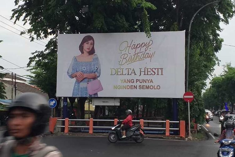 Suami pasang baliho selamat ulang tahun untuk isteri di perempatan jalan di Surabaya.