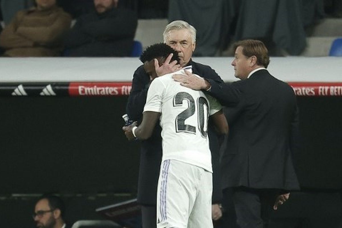 Vinicius Junior berselebrasi bersama Carlo Ancelotti usai mencetak gol buat Real Madrid dalam laga kontra Valencia di Liga Spanyol. Laga Real Madrid vs Valencia digelar di Stadion Santiago Bernabeu pada 2 Februari 2023. Terkini, Carlo Ancelotti memberikan pembelaan buat Vinicius yang kerap mendapatkan perlakuan rasis. (Foto dari BURAK AKBULUT / ANADOLU AGENCY / Anadolu Agency via AFP)