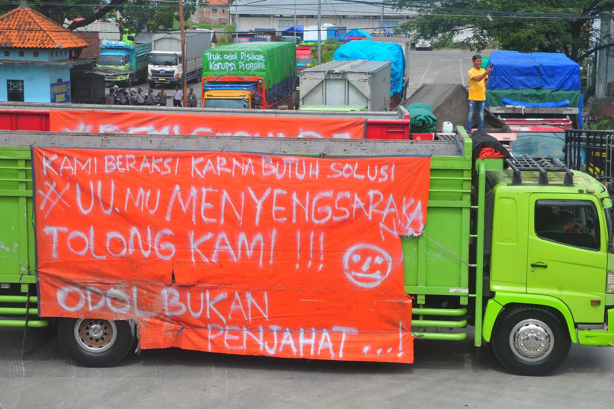 Sejumlah sopir truk yang tergabung dalam Gerakan Sopir Jawa Tengah (GSJT) mengikuti aksi mogok kerja dan tolak aturan Over Dimension Over Load (ODOL) di Terminal Jati, Kudus, Jawa Tengah, Kamis (19/6/2025). Dalam aksi tersebut, GSJT mendesak pemerintah mengevaluasi kebijakan ODOL dan merevisi UU No. 22 Tahun 2009 yang dianggap merugikan sopir serta menuntut perlindungan hukum, revisi tarif logistik, dan jaminan sosial bagi para sopir.