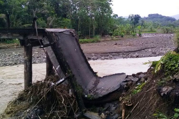 Sebuah jembatan diatas Sungai Loning yang menghubungkan jalan poros desa di desa Mluweh, Kecamatan Ungaran Timur, Kabupaten Semarang, Minggu (26/3/2017) pagi ambrol. 