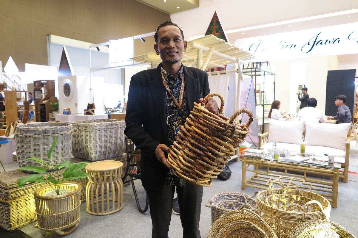 Surya, Pengurus KSU Trangsan Manunggal Jaya, di Pameran IFEX 2024