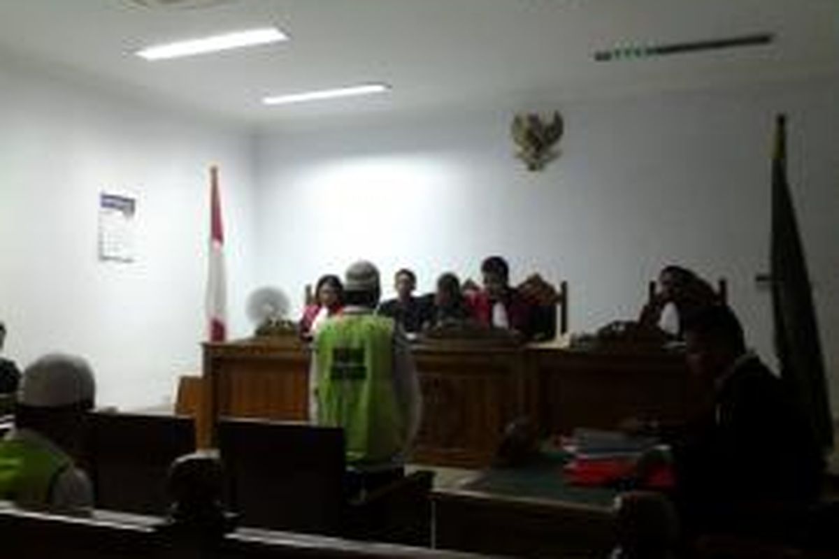Terdakwa Sudirman, anak buah mandor pabrik kuali milik Yuki tertunduk mendengarkan vonis Ketua Majelis Hakim Asiyadi Sembiring di ruang sidang Pengadilan Negeri Tangerang, Selasa (1/4/2014).