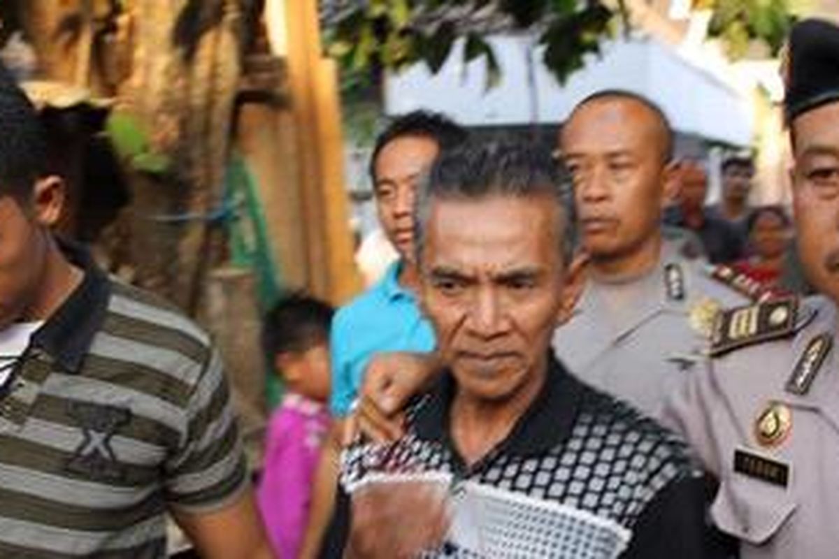 Polisi langsung mengamankan Muslimin (58), warga Ngemplakrejo, Kecamatan Purworejo, Kota Pasuruan yang diduga pemilik sekaligus pembuat bom ikan.