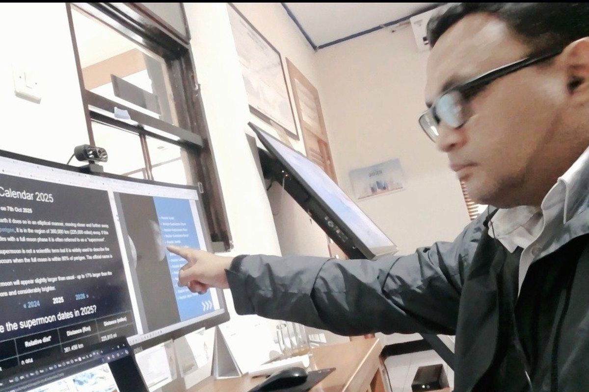 Prakirawan BMKG Banyuwangi menjelaskan fenomena full moon di Kantor BMKG Banyuwangi, Rabu, (15/1/2025)