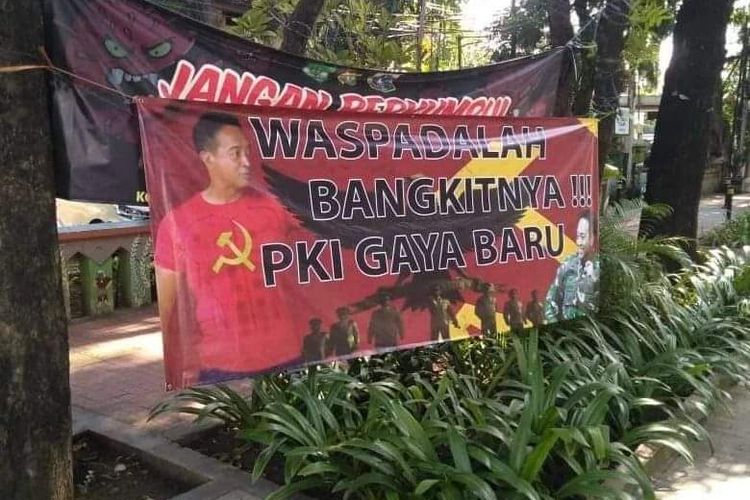 Spanduk bertuliskan 'Waspadalah Bangkitnya PKI Gaya Baru' di Tanah Abang.