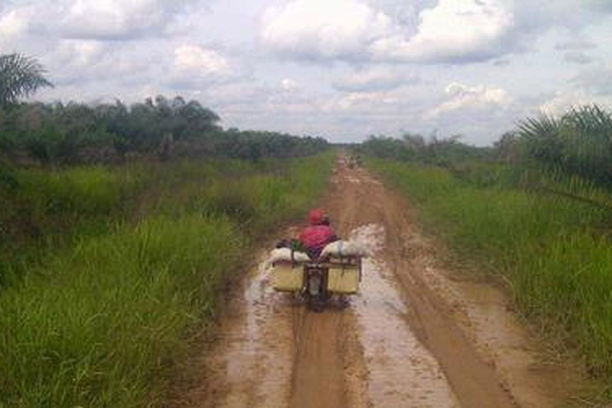 Ilustrasi: Kondisi jalan yang hancur dan berlumpur menuju ke Desa Sritanjung, Kecamatan Tanjung Raya, Mesuji, Lampung, Kamis (16/12/2011).