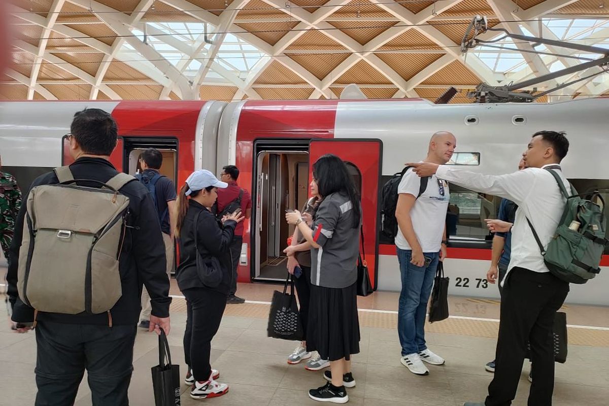 FIFA membuka opsi Kereta Cepat Jakarta-Bandung (KCJB) menjadi transportasi penghubung dua venue Piala Dunia U17 2023, Jakarta dan Bandung. 