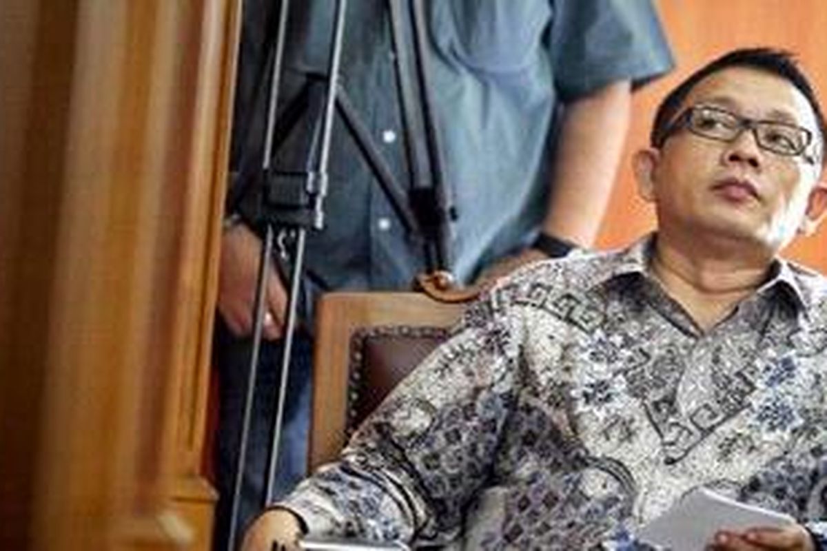 Terdakwa mantan pengacara Gayus HP Tambunan, Haposan Hutagalung, mendengarkan keterangan saksi Brigjen (Pol) Edmond Ilyas dalam persidangannya di Pengadilan Negeri Jakarta Selatan, Jumat (22/10/2010). 
