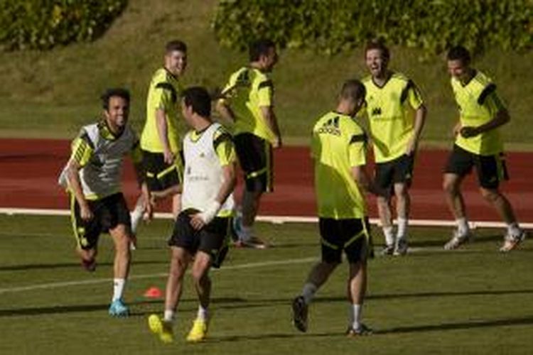 Gelandang Barcelona, Cesc Fabregas (kiri), mengikuti sesi latihan tim nasional Spanyol, di Las Rozas, Spanyol, 28 Mei 2014.