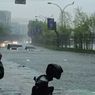 Kota Makassar Diterjang Banjir, Pengendara Motor Nekat Masuk Jalan Tol