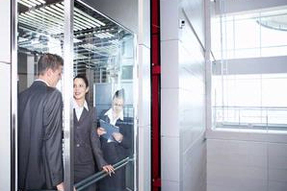 Apa ya yang atasan pikirkan tentang Anda saat menyapa di lift 