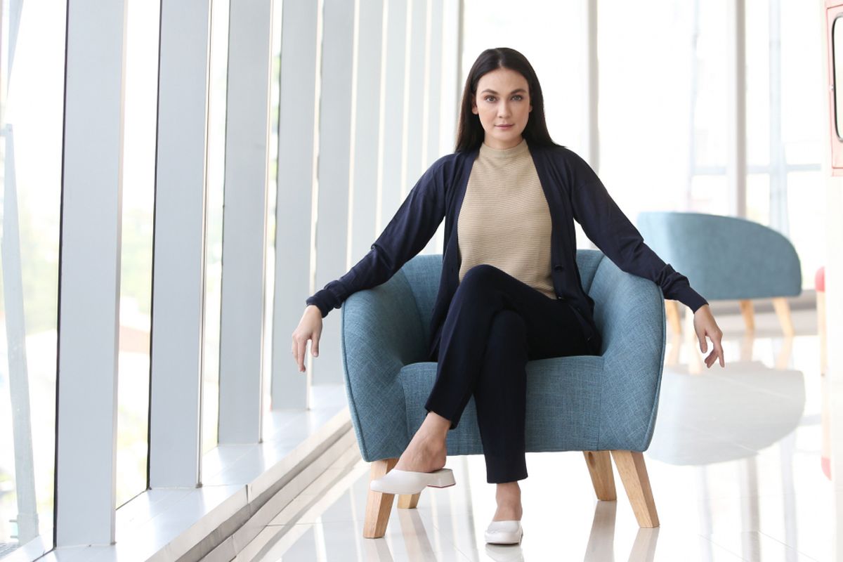 Artis peran Luna Maya berpose saat promo film Sabrina di kantor Redaksi Kompas.com, Jakarta, Kamis (24/5/2018). Film Sabrina merupakan film spin-off dari The Doll dan The Doll 2. Sabrina mengisahkan kehidupan Maira (Luna Maya) yang mendapat teror baru dari boneka milik anaknya yang telah meninggal, Sabrina.