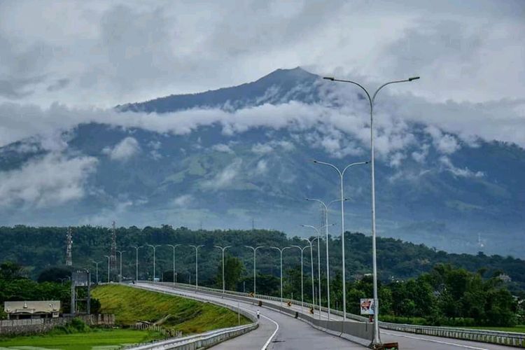 Panorama Jalan Tol Pandaan-Malang dengan latar Gunung Arjuno.