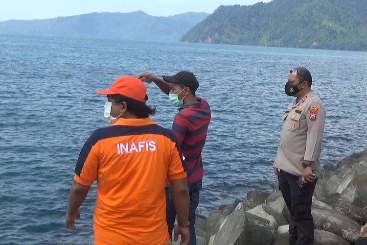 Kapolres Trenggalek bersama tim Inafis mendatangi lokasi temuan jenazah mengapung, di kawasan dermaga pantai Prigi Kecamatan Watulimo Trenggalek Jawa Timur, Selasa (19/10/2021).