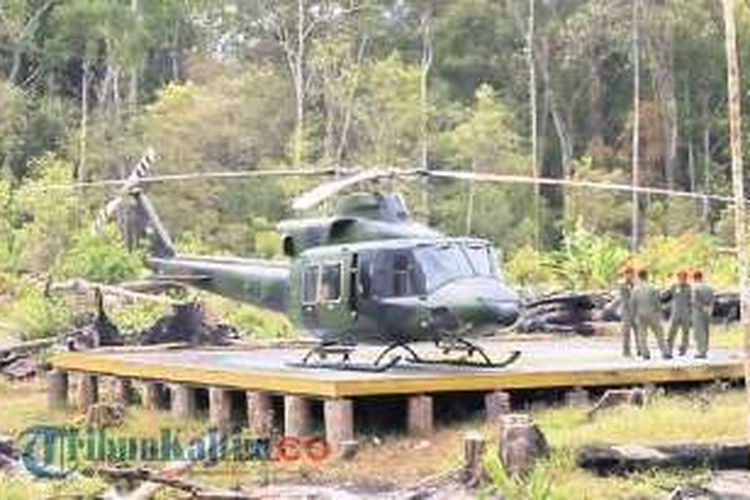Helikopter Bell 412EP yang mengangkut logistik untuk TNI AD di daerah pedalaman Kalimantan Utara diambil pada tanggal 23 Agustus 2016.