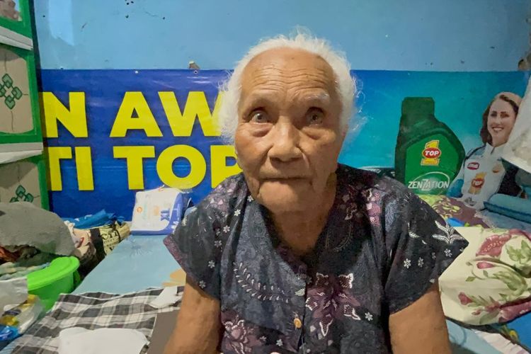 Atap Rumah Kontrakan Hanya Dilapisi Baliho Bekas, Intip Keteguhan Hati Mbah Sri Hadapi Masa Tua di Sudut Solo