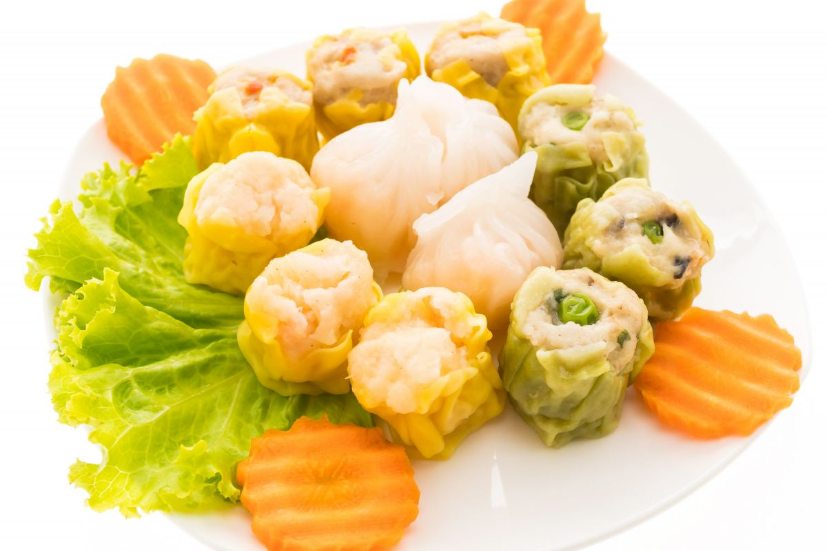 ilustrasi siomay udang sayuran. camilan sehat yang dibuat dengan tambahan oats. 