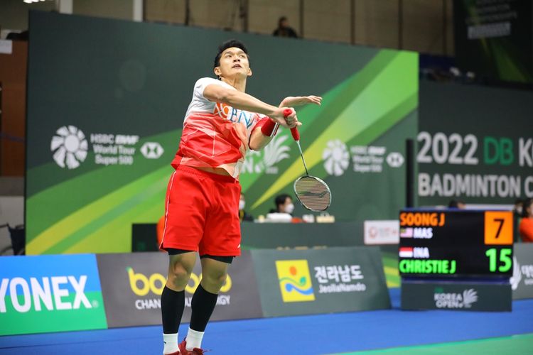 Aksi tunggal putra Indonesia, Jonatan Christie, ketika menghadapi Soong Joo Ven (Malaysia) pada babak pertama Korea Open 2022 di Palma Indoor Stadium, Rabu (6/4/2022).