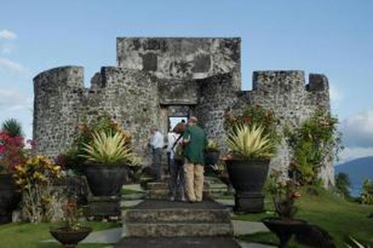 Wisatawan mancanegara mengunjungi Benteng Tolucco di Ternate, Maluku Utara, Selasa (15/4/2014). Benteng yang dibangun oleh Francisco Serao pada 1540 ini juga sering disebut Benteng Holandia atau Santo Lucas. 