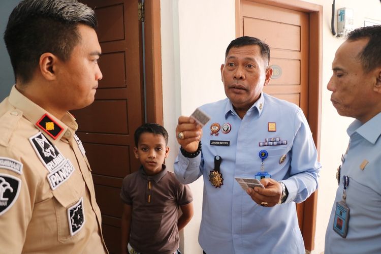 Kepala Kanwil Kemenkumham Riau, Muhammad Jahari Sitepu saat meninjau lokasi penampungan pengungsi Rohingya di Pekanbaru, Riau, Selasa (11/4/2023).