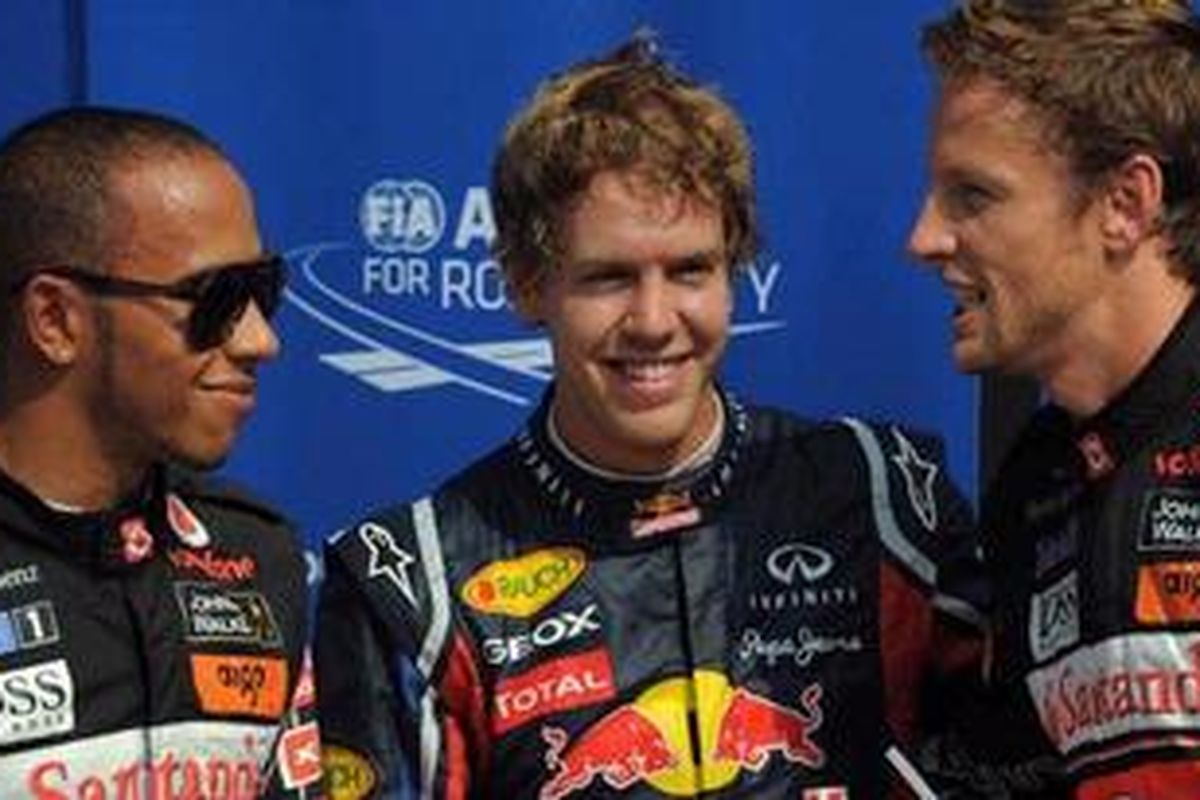 Pebalap Red Bull Racing, Sebastian Vettel (tengah), diapiti duo McLaren, Lewis Hamilton (kiri) dan Jenson Button, usai kualifikasi GP Italia. Vettel raih pole position, disusul Hamilton dan Button.