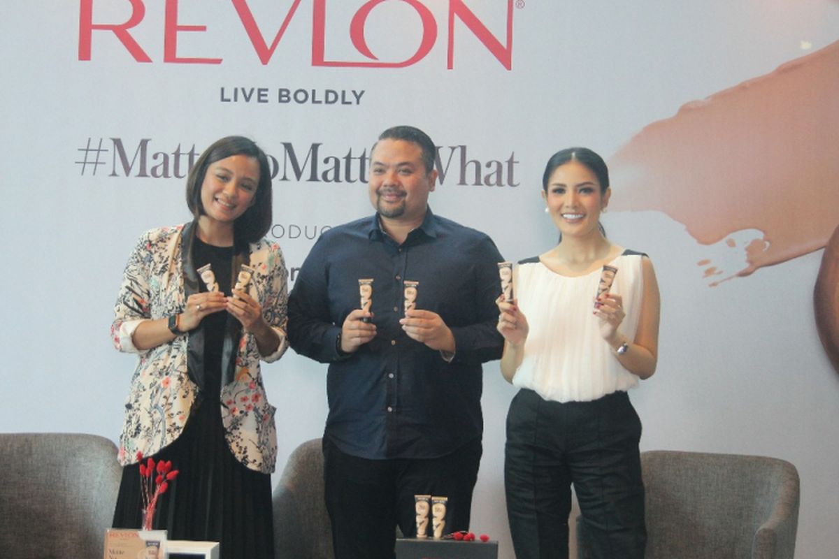 Dari kiri ke kanan: Faiza Miranti ? Marketing Communication Manager Revlon Indonesia,  M.Irvan ? Deputy Brand Manager Revlon Indonesia dan Nindy Ayunda ? Penyanyi di acara peluncuran Revlon Full Cover Foundation.