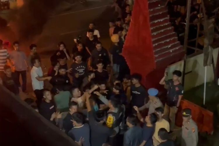 Mahasiswa di Mamuju saat menggelar aksi di depan Polresta Mamuju usai pengeroyokan yang dilakukan oknum polisi terhadap mahasiswa di Mamuju, Sulbar, Rabu (1/1/2024) malam.