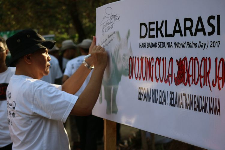 Penandatanganan deklarasi Hari Badak Sedunia, bersama menyelamatkan badak jawa, oleh Dirjen Konservasi KLHK di Ujung Kulon, Pandeglang, Banten, Jumat (22/9/2017).