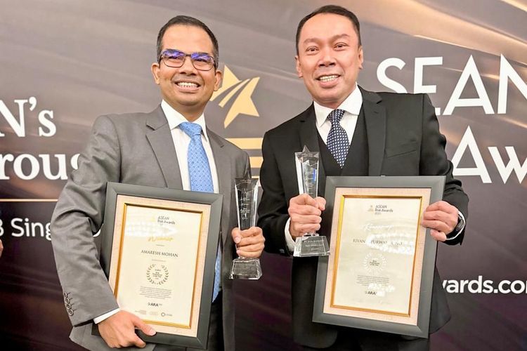 Dirut Jasa Raharja Rivan A Purwantono (kanan) menerima penghargaan Risk Professionals of The Year pada ajang ASEAN Risk Awards 2023.